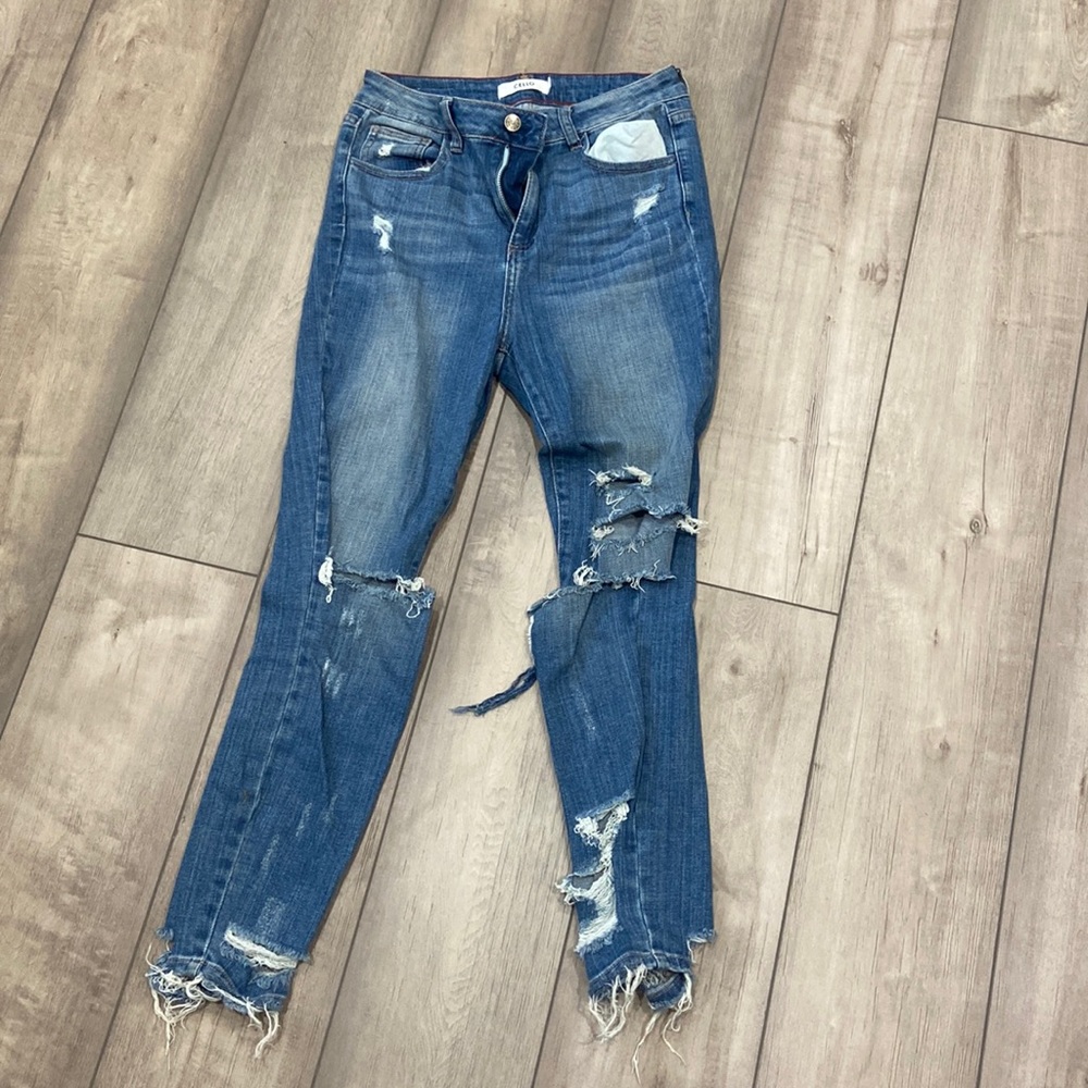 Juniors size 7 high waisted jeans. Really flattering, complements your bum!